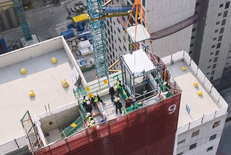 힐스테이트 송도 센터파크 현장 내 모듈러 E/V 설치 사진 힐스테이트 송도 센터파크 현장 내 모듈러 E/V 설치 사진